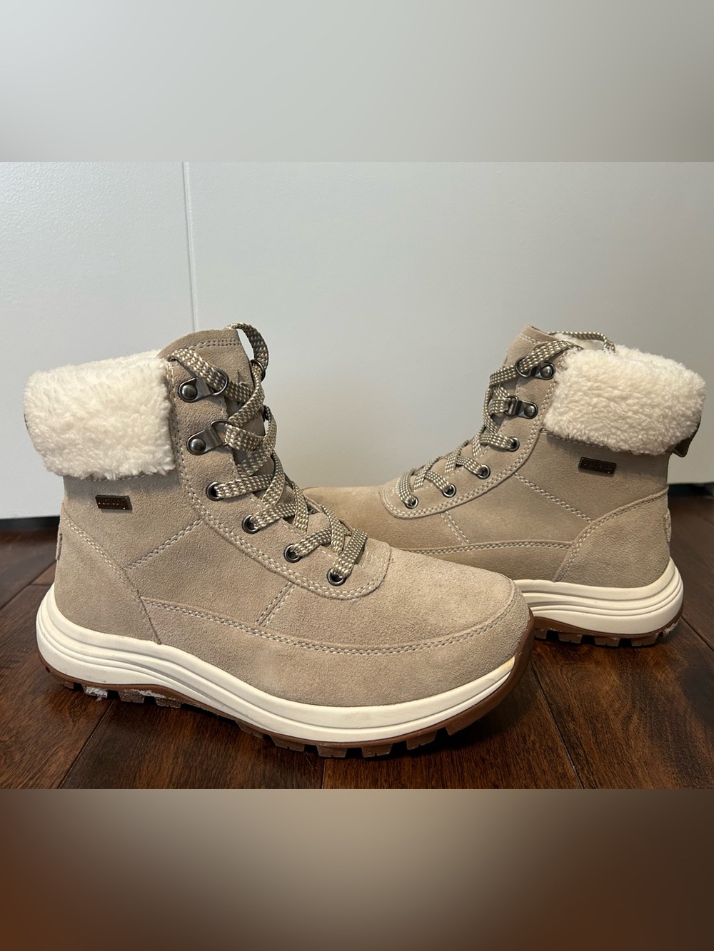 NWOT Women’s Beige Suede Winter Lace-Up Boots with Sherpa Collar